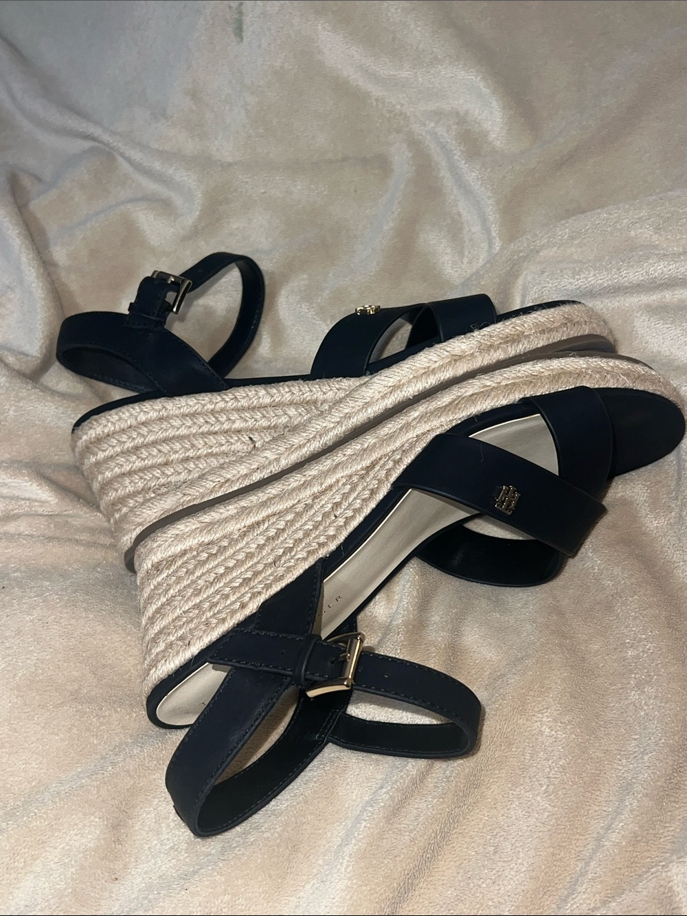 Tommy Hilfiger women’s black wedge Gallie sandal- size 9- stylish and classic - Picture 6 of 6